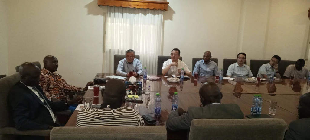 Lobong, Chinese investors discuss cement project