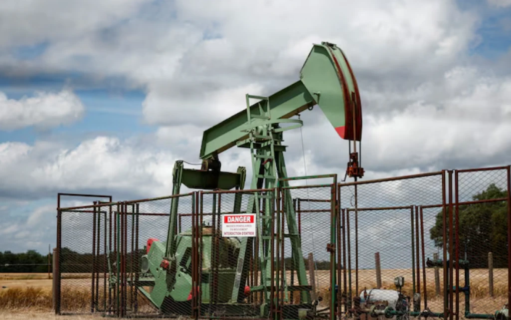 Oil prices fall by more than $1 on deflation worries in China