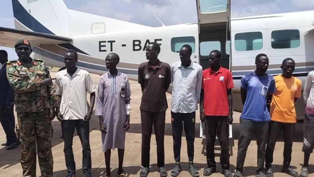 White Army hands over eight prisoners of...